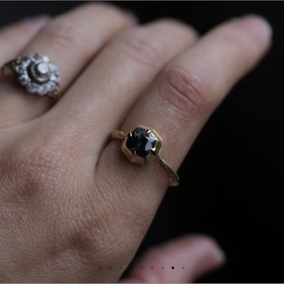 The North Way Studio sceptre ring, 18k green gold and spinel - Picture 5 of 16